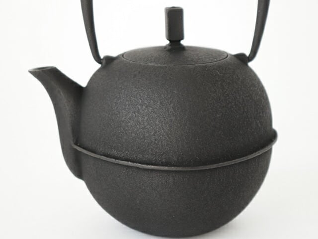 鋳鉄製装飾急須 黒色 鋳鉄製 急須 龍文堂 71ceHRksccL._UF350,350_QL80_.jpg 黒い鋳鉄製四角急須