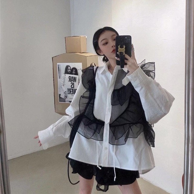 トップス レディース 送料無料 ワイシャツ シャツ ブラウス フリル ボリューム感 存在感 ゆったり ゆる大きめ ワイド オーバーシルエット ビッグシルエット レース 白色 ホワイト 黒色 ブラック 襟付き 長袖 前開き ボタン ウエストマーク ガーリー お洒落 おしゃれ バイカラー かっこいい カッコイイ こなれ感 かわいい 可愛い 春服 夏服 秋服 冬服 オールシーズン シーズンレス 10代 20代 30代 重ね着 普段使い 着回し 韓国 オルチャン ファッション コーデ デート おでかけ 特別な日