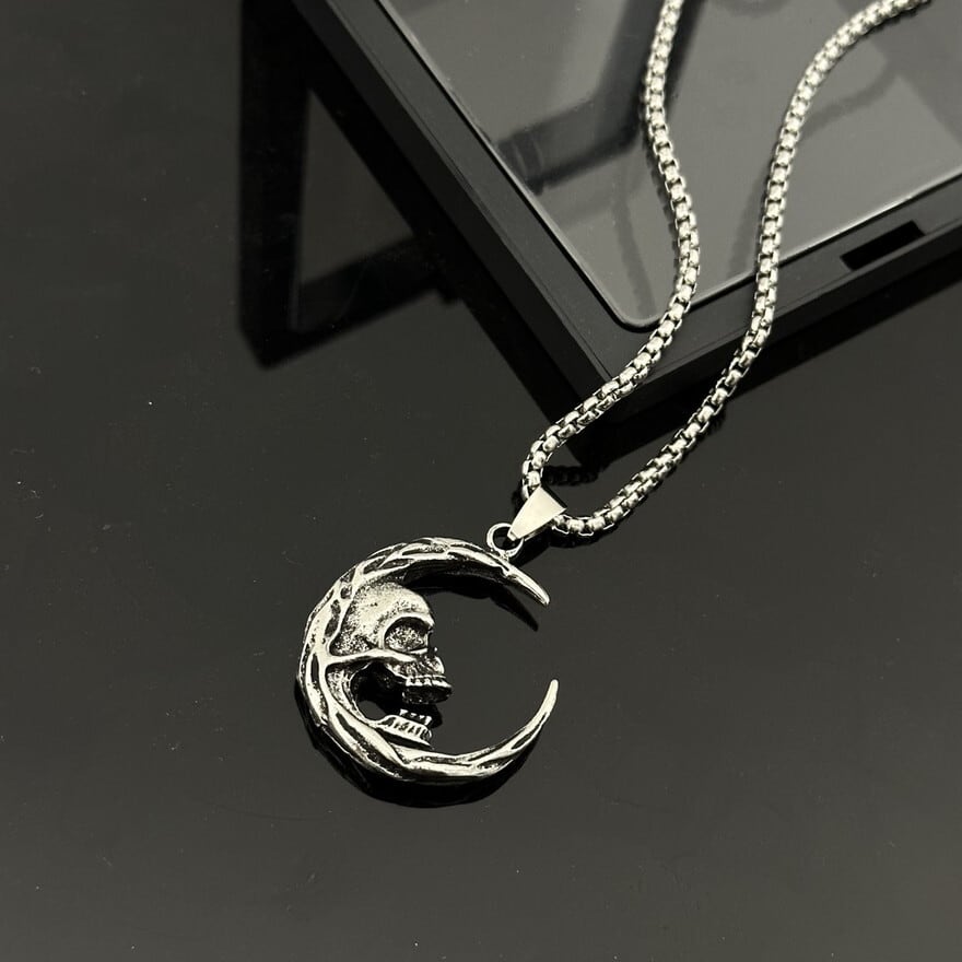 推し活・ライブ向け ゴシック系 三日月スカルネックレス 日常使い対応