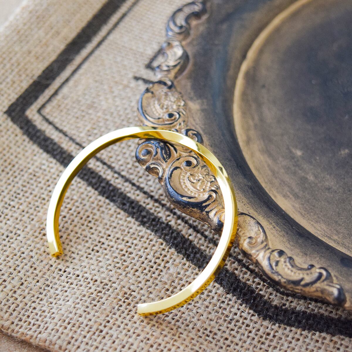 ステンレスナローツイストバングルゴールド | Dimia -ディミア- 公式