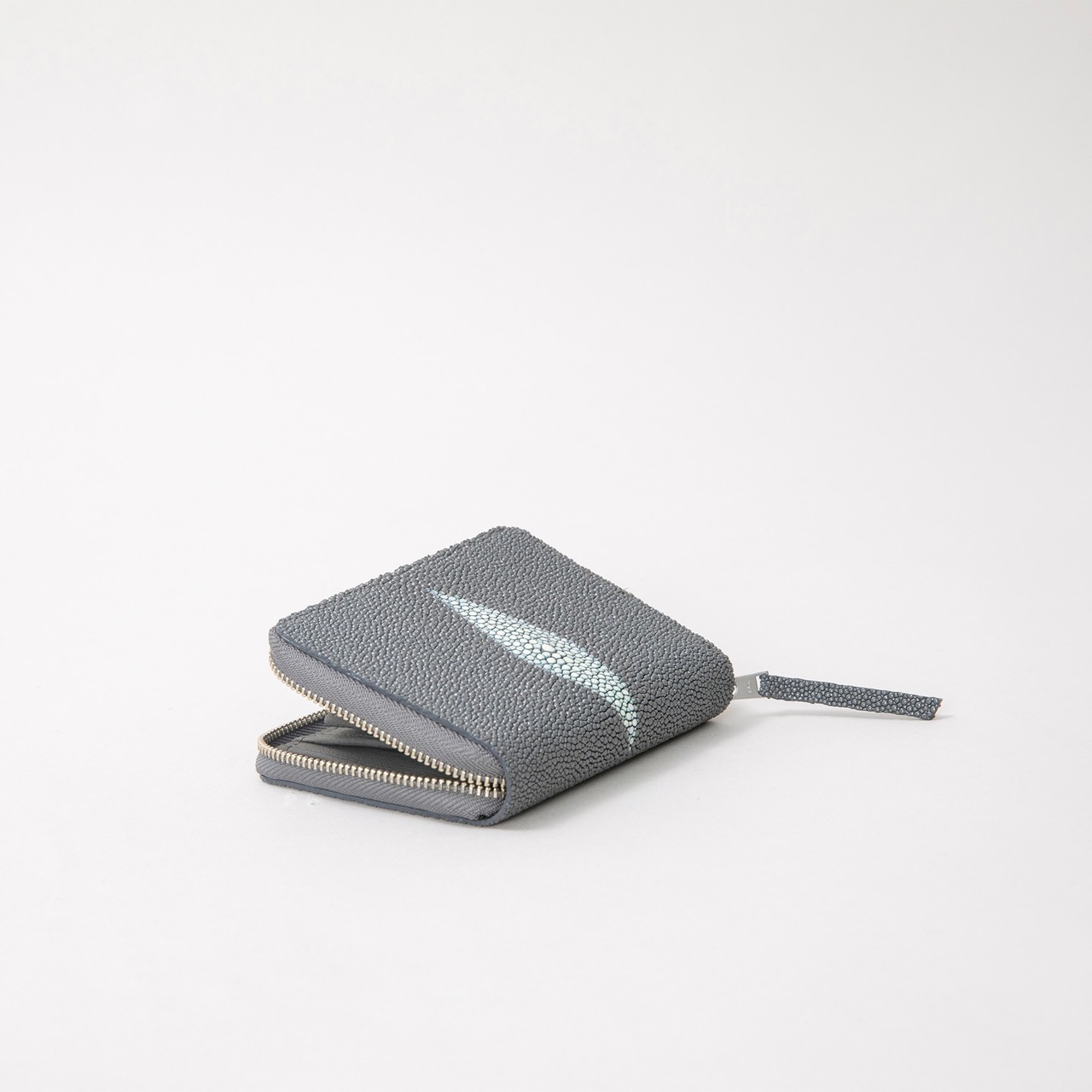 E R A. STINGRAY ROUND PALM WALLET L002S