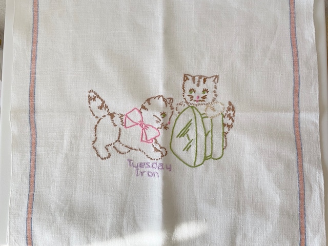 【アメリカ】猫の刺繍のティータオル / Tuesday Iron