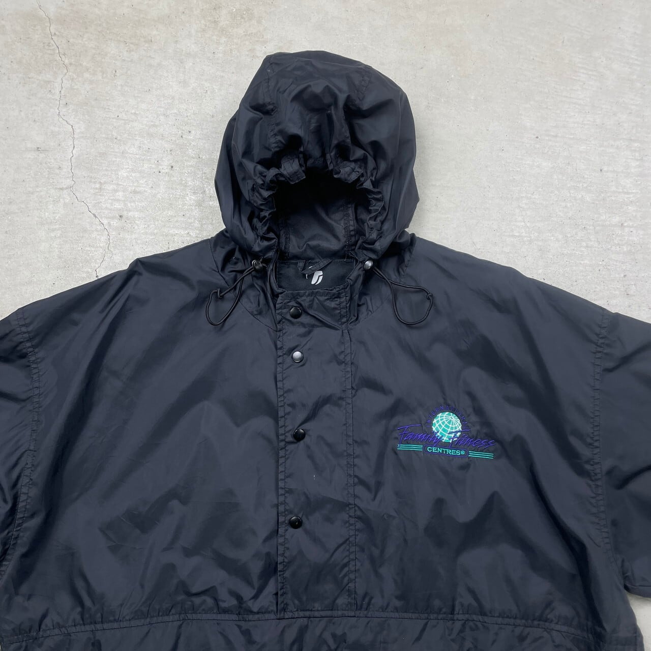 TRIMARK ナイロンアノラックパーカー パッカブル仕様 企業ロゴ刺繍 TRIMARK ナイロンアノラックパーカー パッカブル仕様 企業ロゴ刺繍