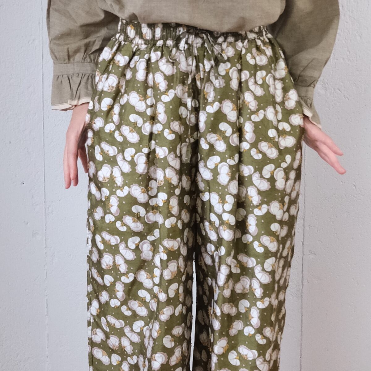 BUNON(ブノン) Embroidery Tuck Pants シルク 花柄プリント+刺繍