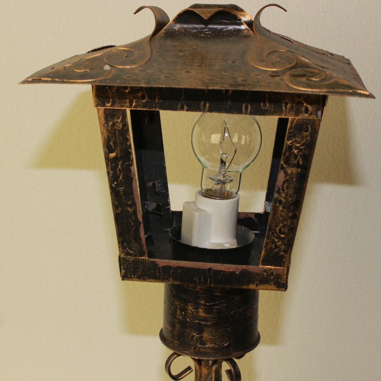 暮らしの端を照らすスタンドランプ