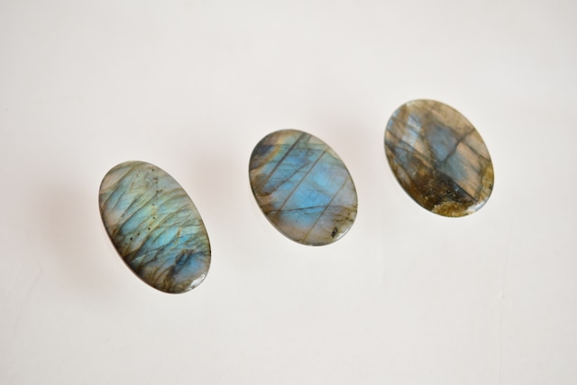 Labradorite palm stone - ラブラドライト