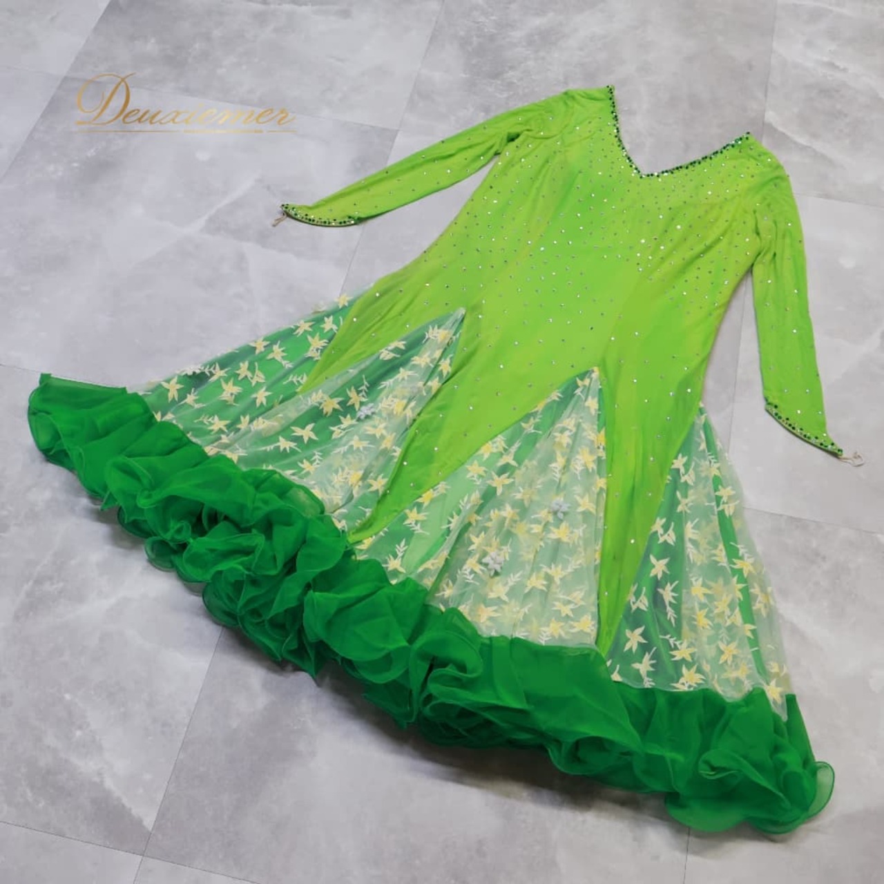 社交ダンス 衣装 ドレス ワンピース グリーン系 花 花柄 緑 黄緑 ラインストーン 鮮やか 明るい かわいい ボリューム 華やか ダンス衣装 イベント ステージ パーティー おしゃれ ダンスパーティー