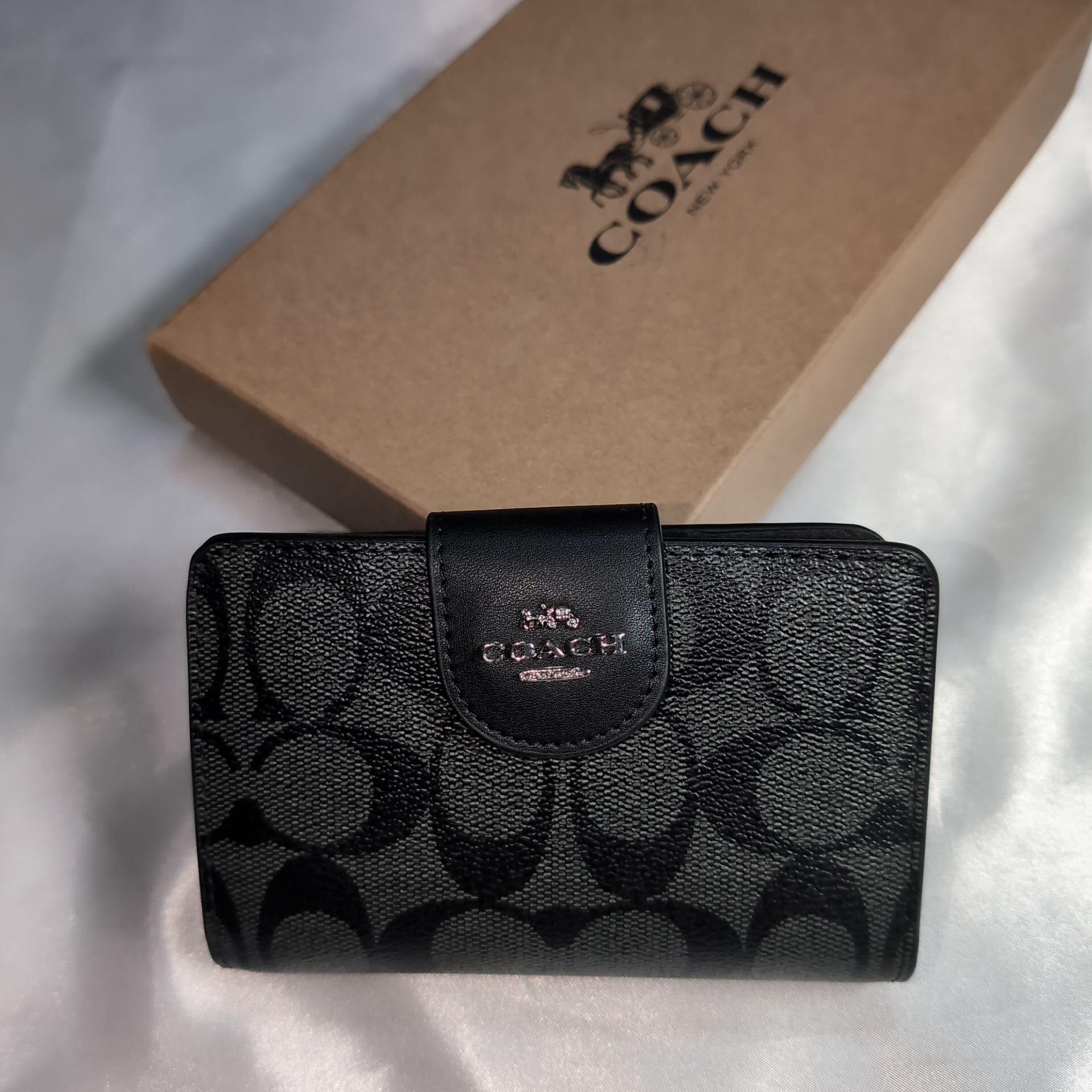 COACHコーチ 二つ折り財布 ミディアム コーナー ジップ ウォレット