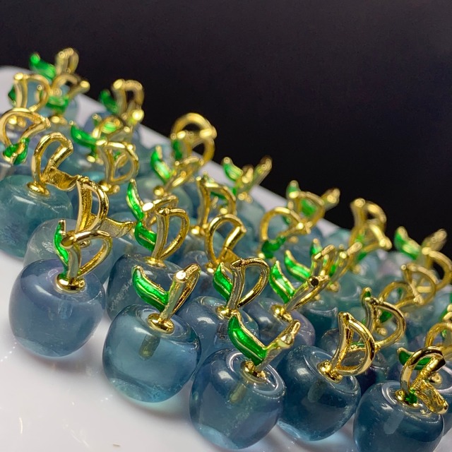 ブルー系☆フローライトりんごペンダントトップ