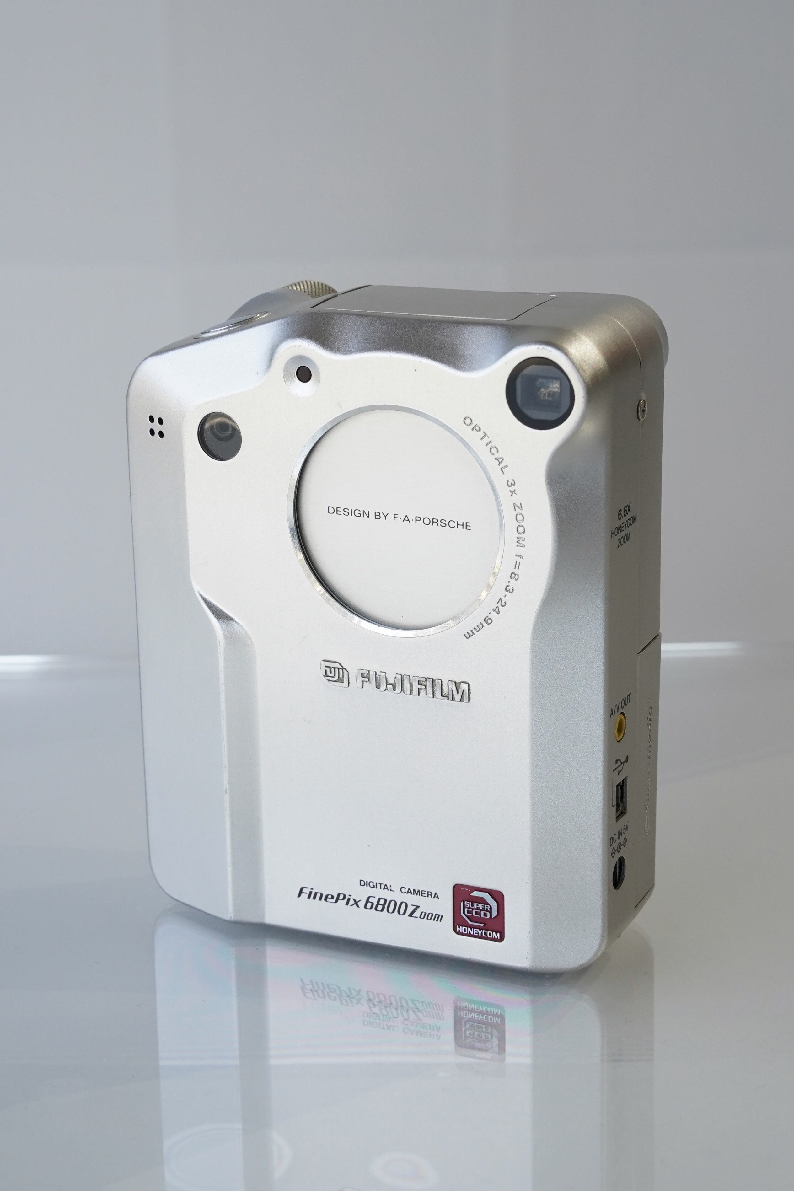F.A.ポルシェデザイン／名機】FUJIFILM FinePix 6800Z Zoom｜Super CCD