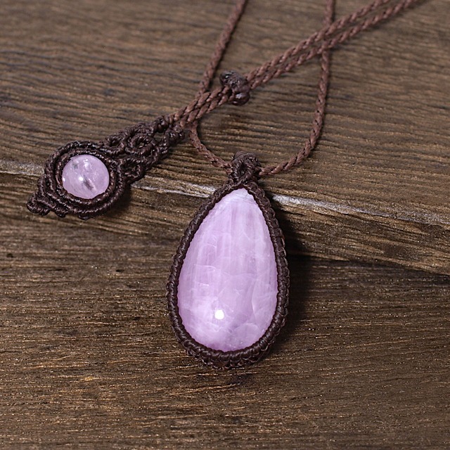 【一点物】ナイジェリア産クンツァイトの雫ルースを包んだマクラメネックレスNo.2