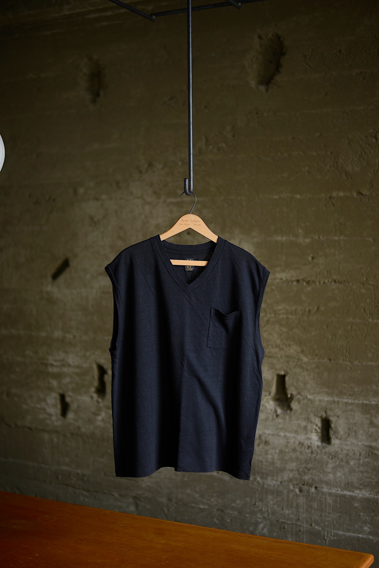 BATONER / Exclusive linen V neck no sleeve pk tee (black)