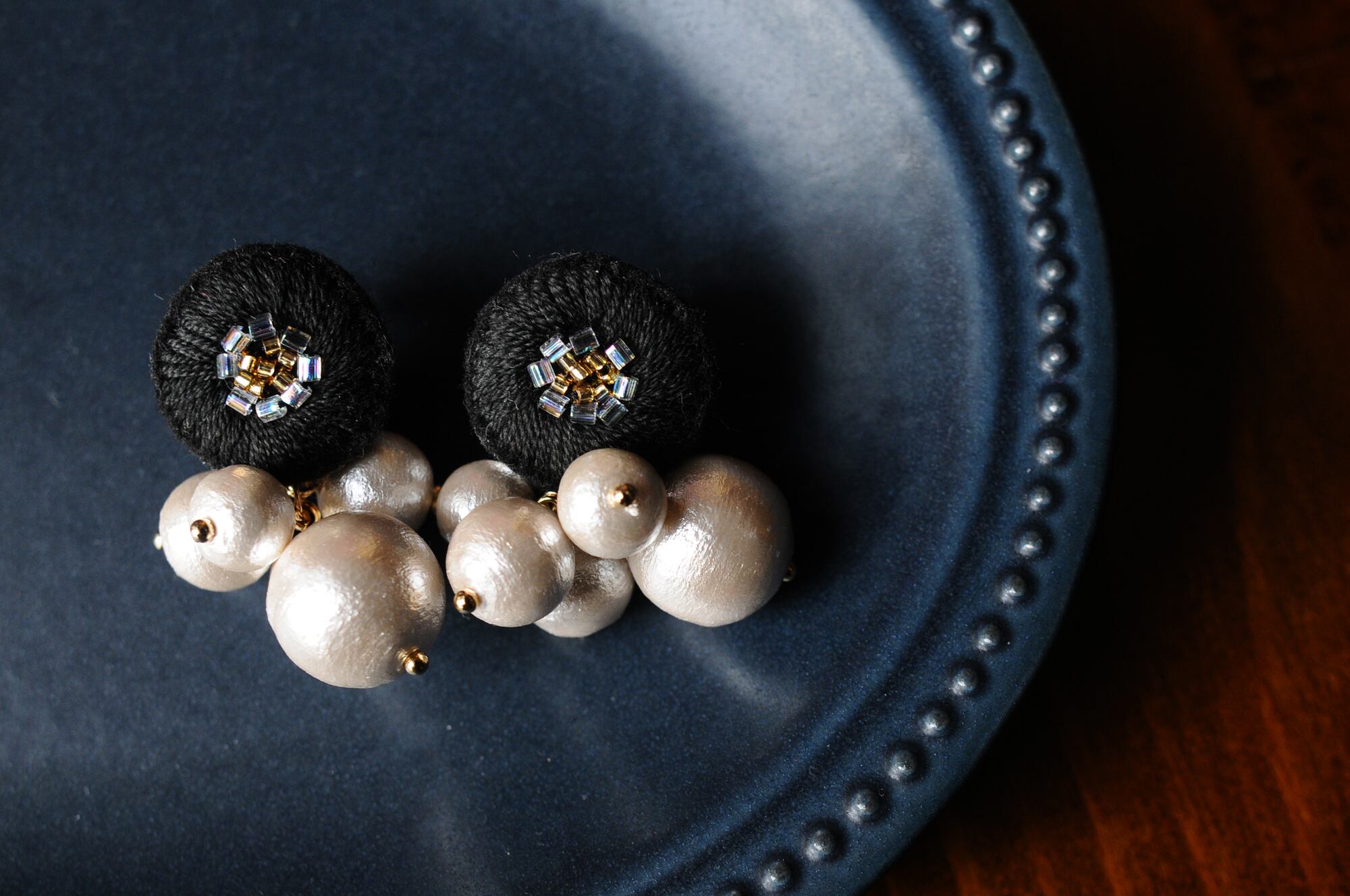 <lucy~イロドル惑星~>刺繍ピアス◎あふれるパール