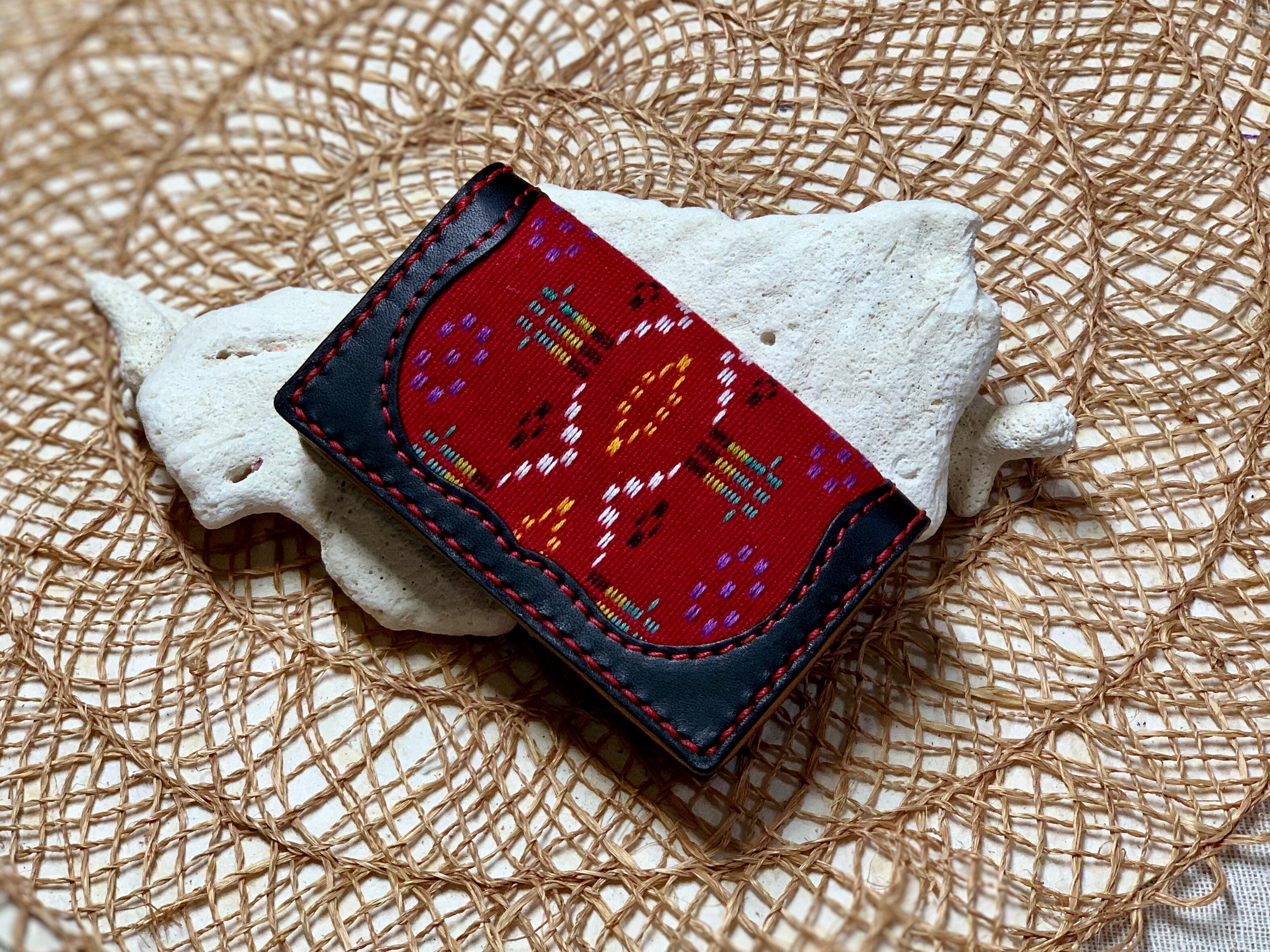 読谷山花織カードケース　　花織の色　赤　革　黒