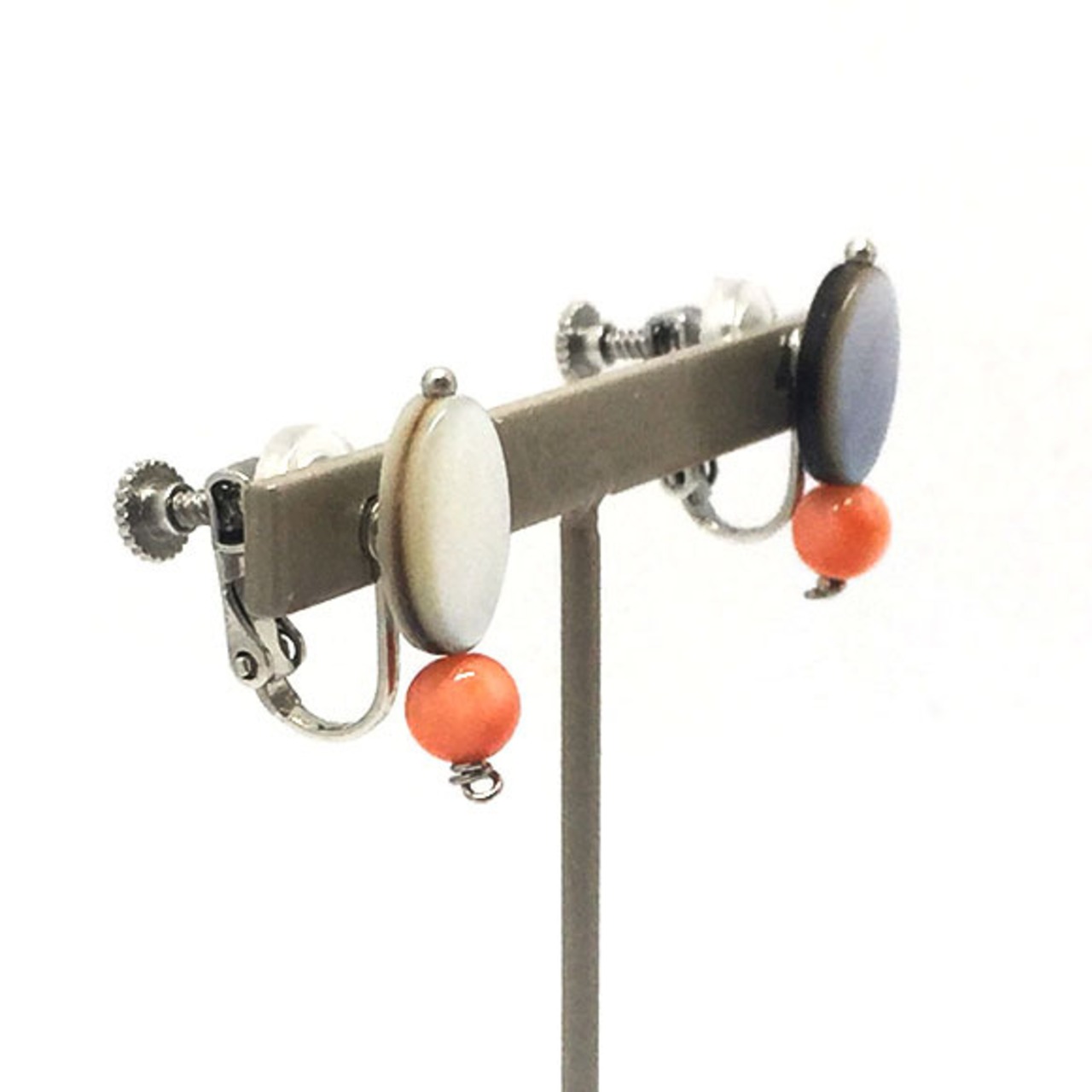 落ち着いた印象を与えるデザイン！シェル珊瑚チタンピアス＆イヤリング sl3_6_5_0514tp05-sl3_6_1_0514te06