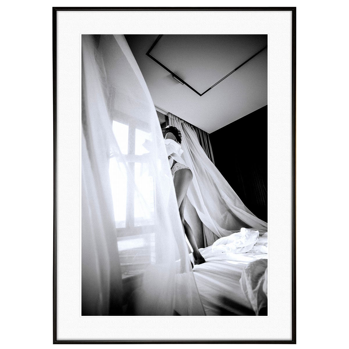 人物の写真 ベッドの上に立っている女性 インテリアモノクロアートポスター額装 AS2286