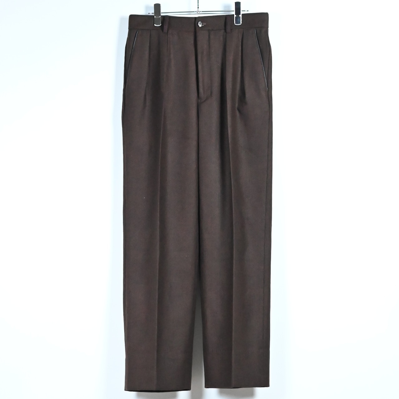 INTERIM / INDIA WOOL CLASSIC HERRINGBONE WITH LEATHER PIPING 2-TUCK STRAIGHT SLACKS