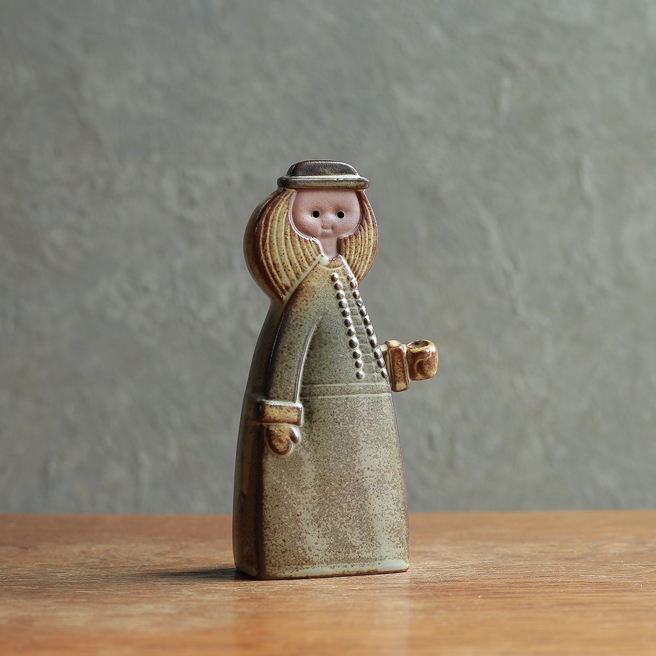 こちらを見つめる、味わい深いキャンドルスタンド 3