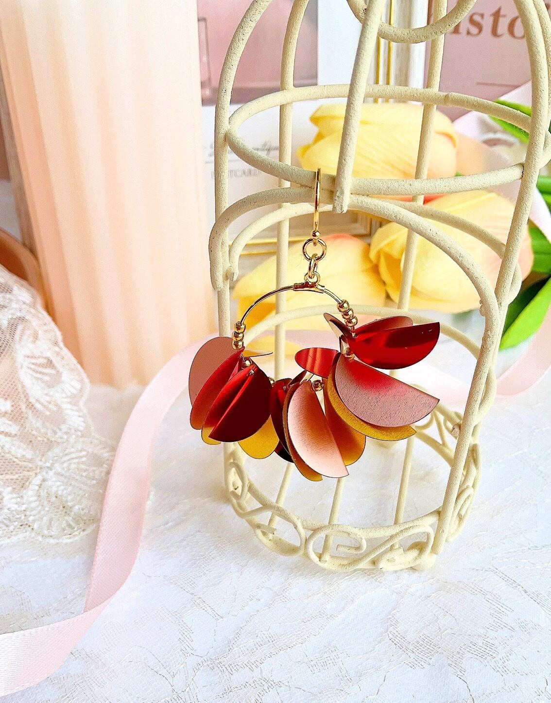 ゴージャス華やかレッド系⭐︎軽い！スパンコールピアス | sukonbu