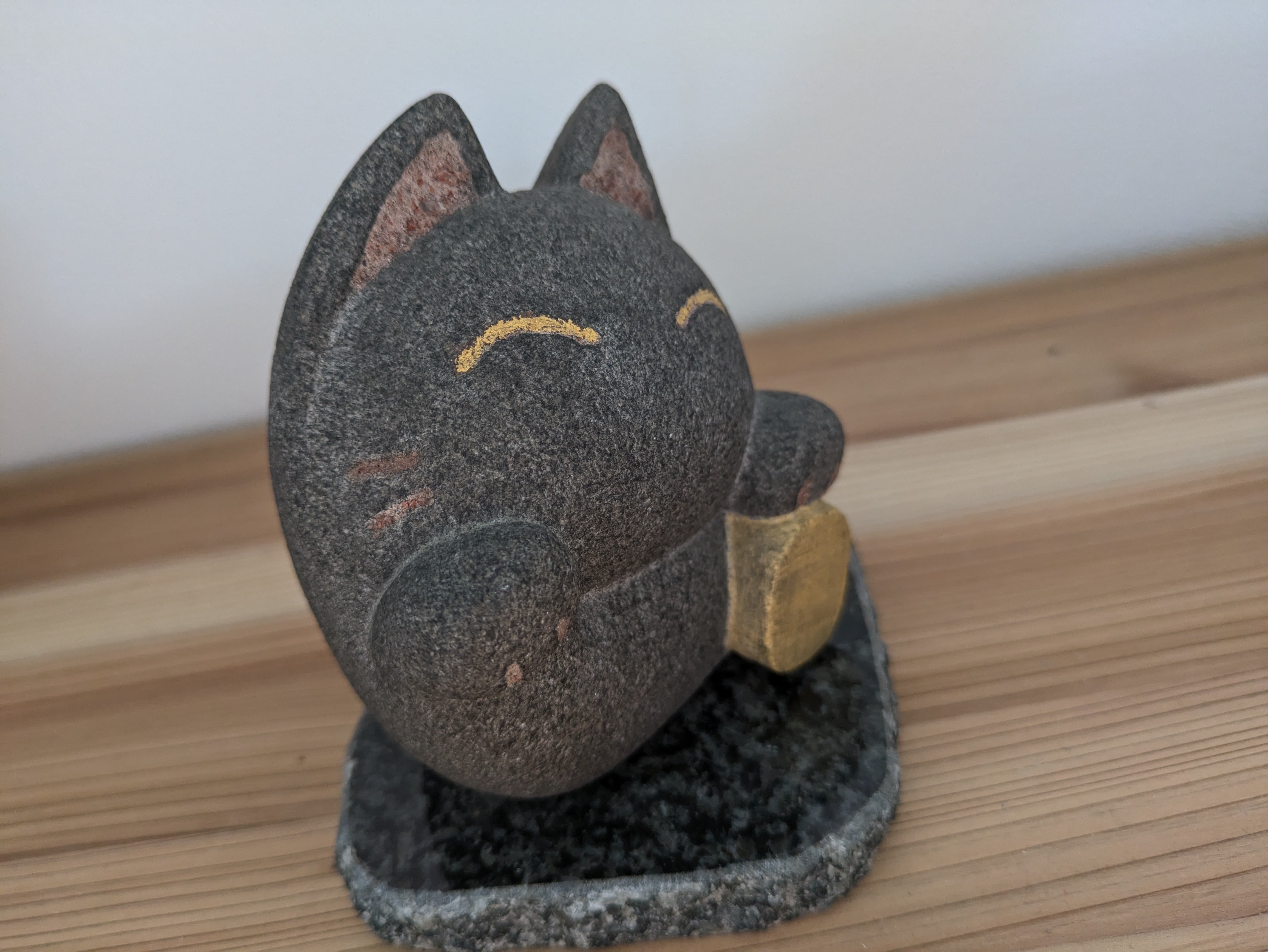 黒御影でできた猫ちゃん置き物（石台付） | MAKOTO SEKIZAI 誠石材