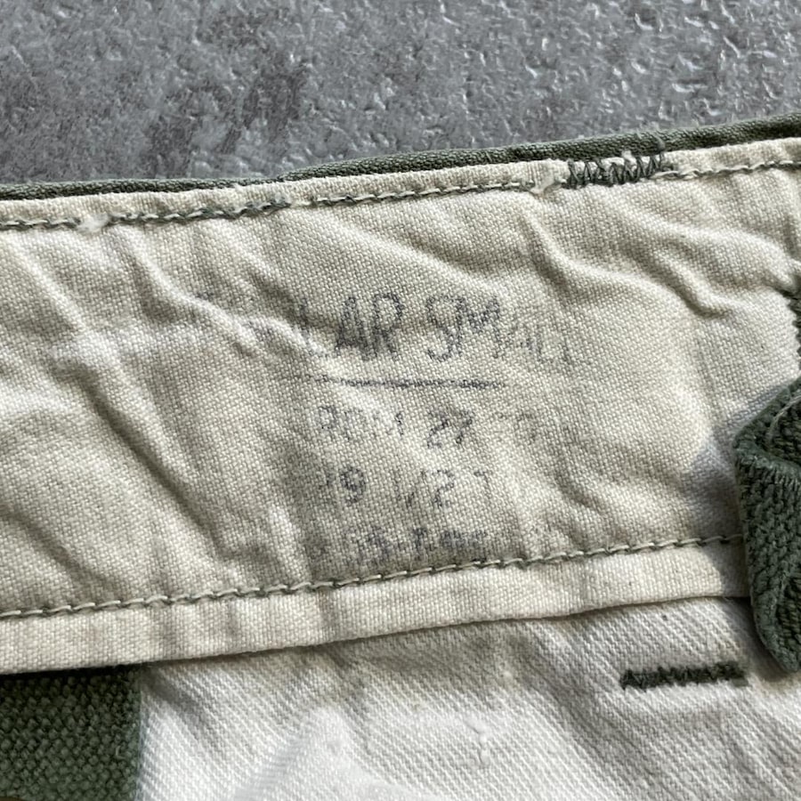 米軍M-51フィールドパンツのウエスト裏のスタンプ LAR SMALL の文字