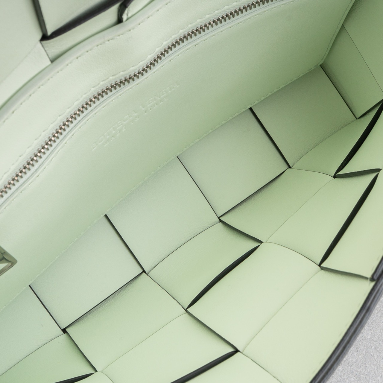 ボッテガヴェネタ カセット ショルダーバッグ アルドアーズ グレー レザー AW23