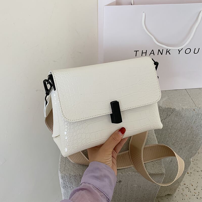 バッグ2020夏の新しい波シンプルな野生のワンショルダーメッセンジャーバッグネット赤いファッションブロードバンド小さな正方形のバッグ Tiancai_Wing_Bag9678355