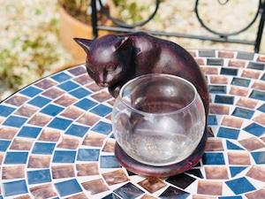 名入れ グラス付き 樹脂製しっぽ巻き猫 記念日