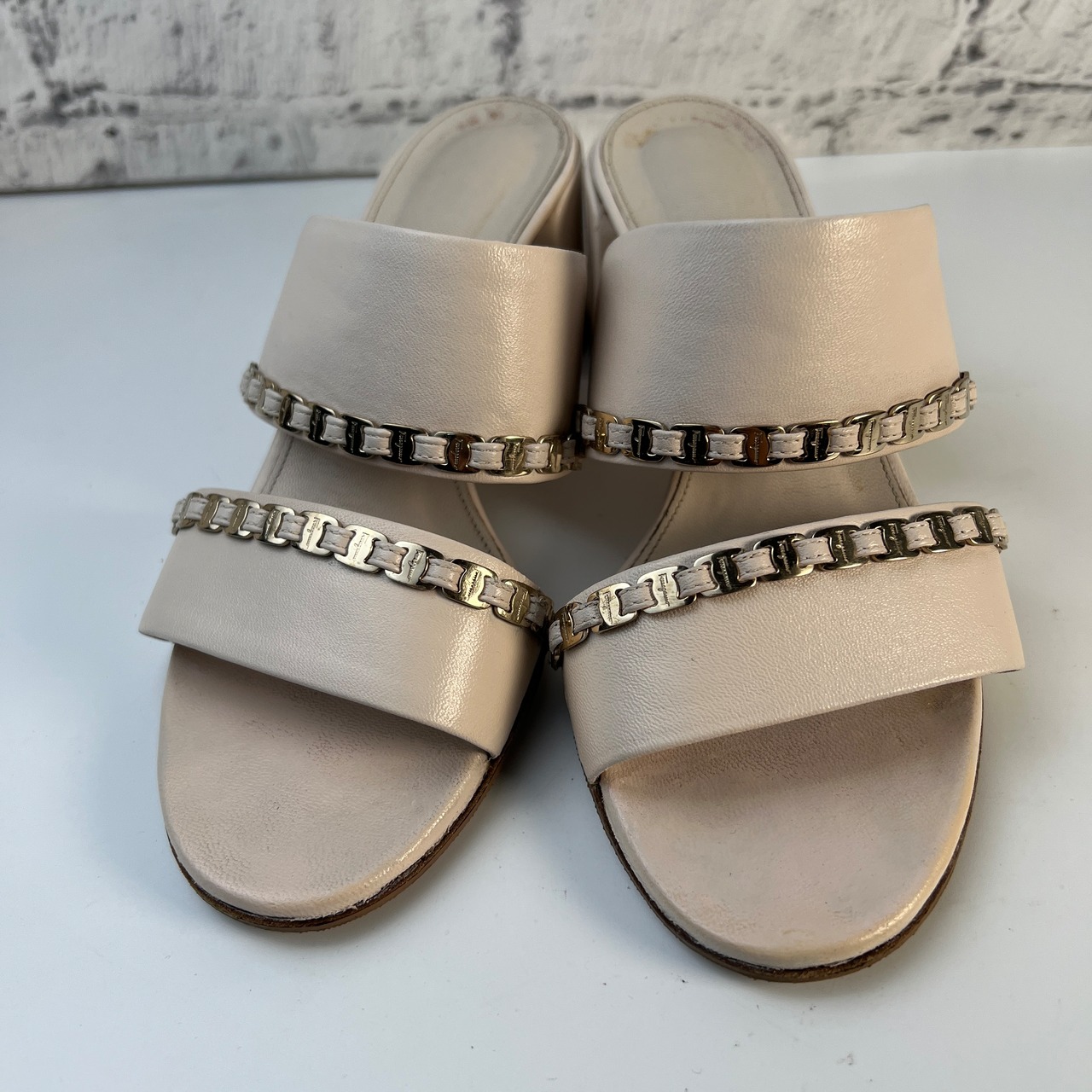 【最終処分SALE】Salvatore Ferragamo フェラガモ  靴　サンダル ベージュ A-8451