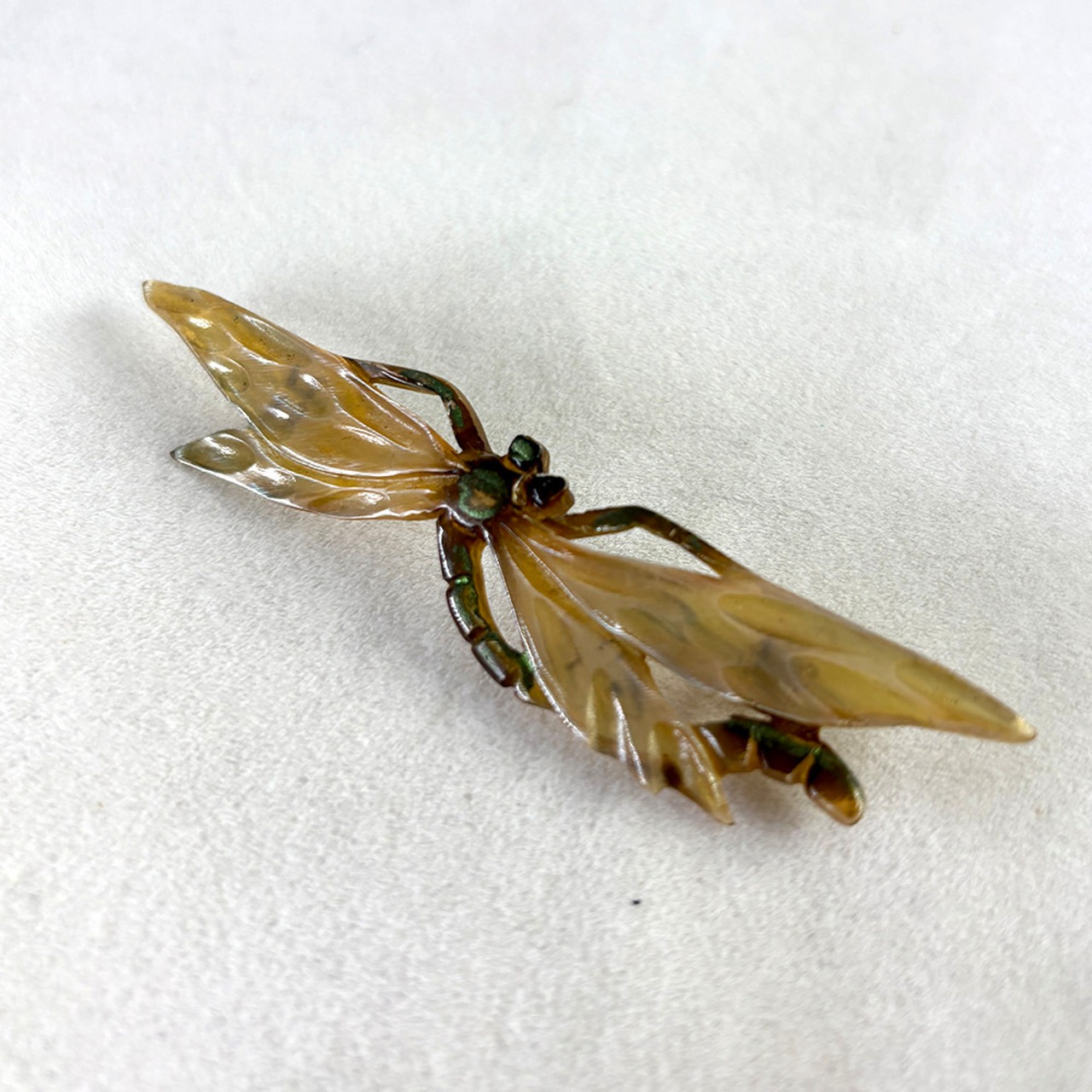 トンボのブローチ　角素材　アールヌーボー 飴色　昆虫モチーフ　19ack22