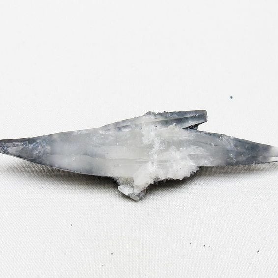 レーザークリスタル 水晶 クラスター 水晶 原石 スティブナイト 輝安鉱入り 一点物 172-3348