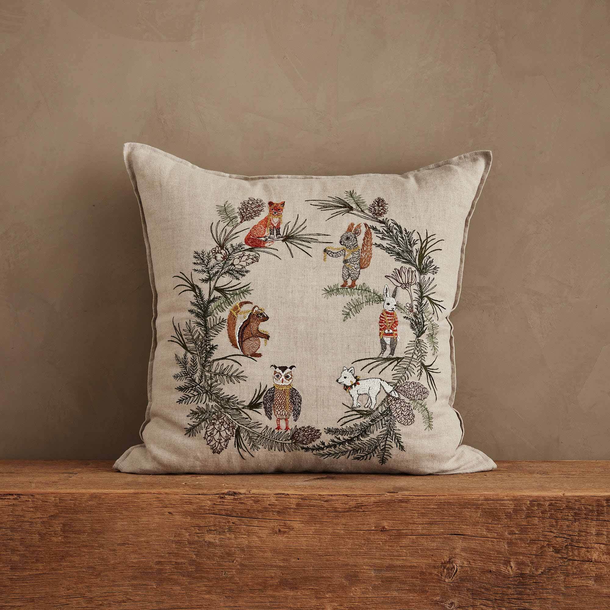 【CORAL & TUSK(コーラルアンドタスク)】Tree Trimmers Wreath PIllow ツリートリマーズリースのクッションカバー