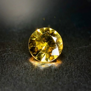 フリージアのような色彩 0.37ct 天然 イエローサファイア