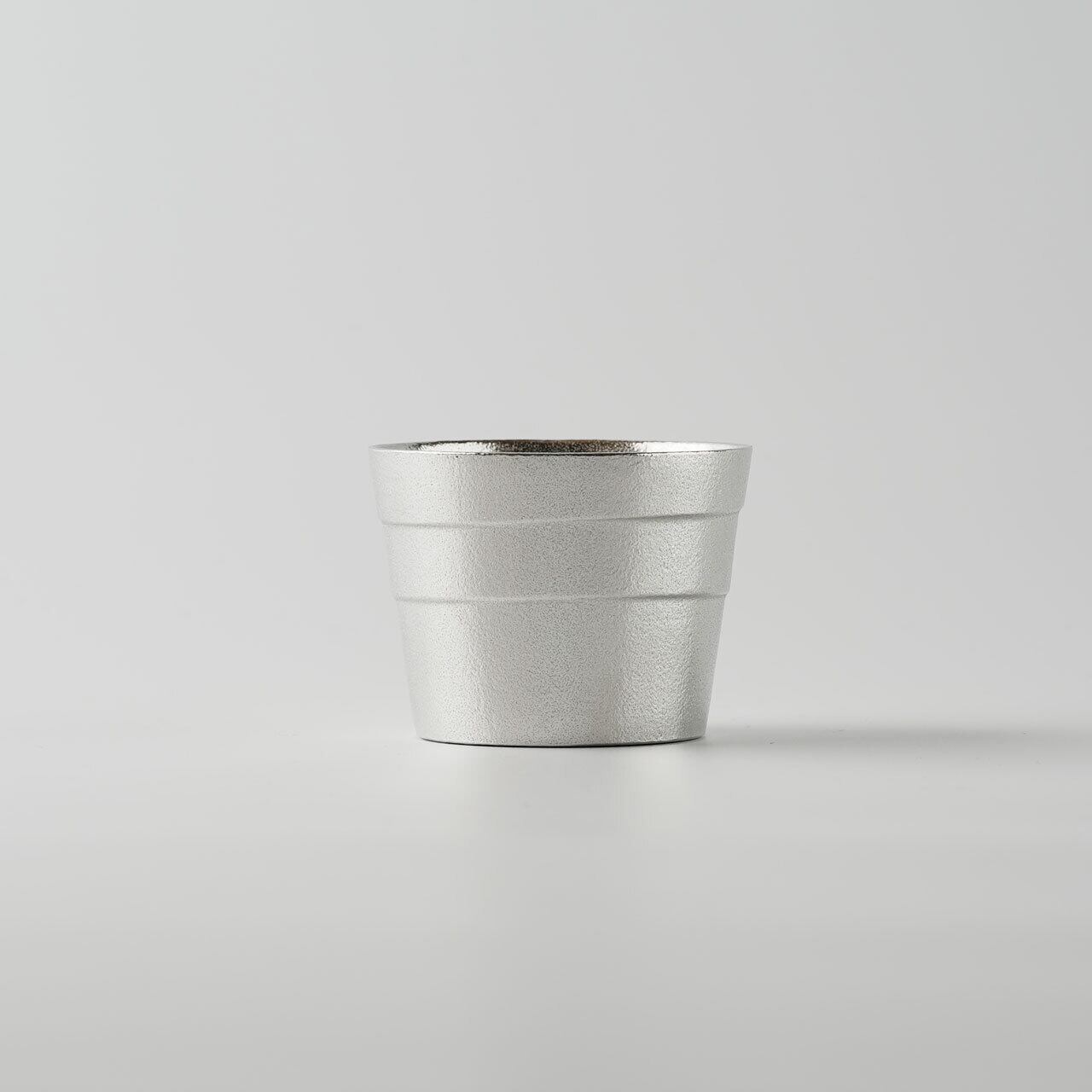 錫製の酒器／ぐい吞み》静波 ぐい呑み（単品）｜銀雅堂 | 生活を楽しむ