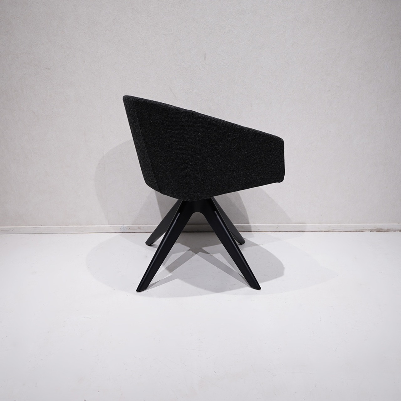 Andreu World Brandy Armchair / アンドリューワールド ブランディ アームチェア モダン デザイナーズ チェア / 関連:arflex,arper,Vitra