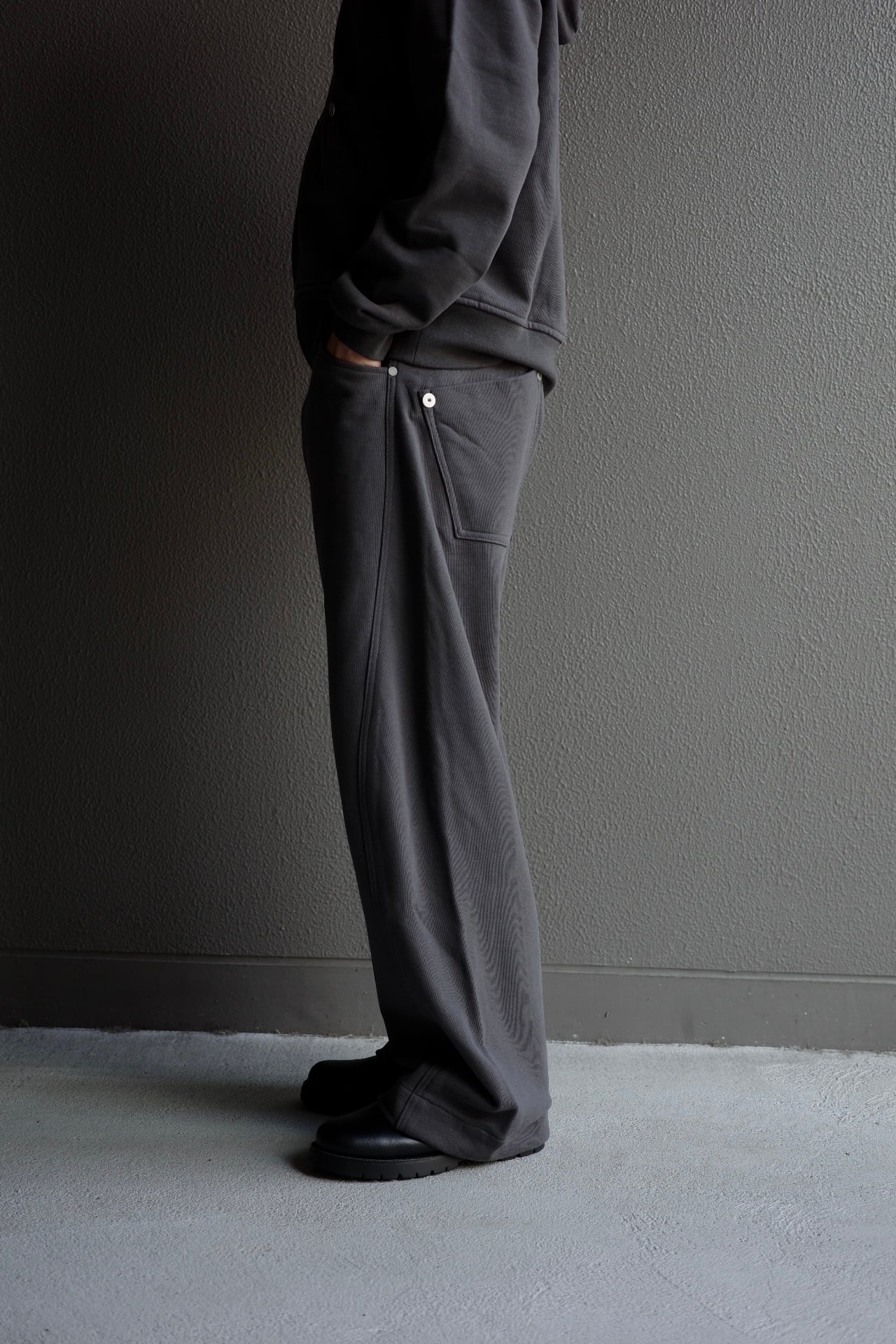 OMAR AFRIDI 衰える TWISTED LOUNGE PANTSCHARCOAL|ジョガー OMAR AFRIDI 衰える TWISTED LOUNGE PANTSCHARCOAL|ジョガー
