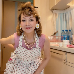 ローラアシュレイの生地を使ったエプロン　(220405)