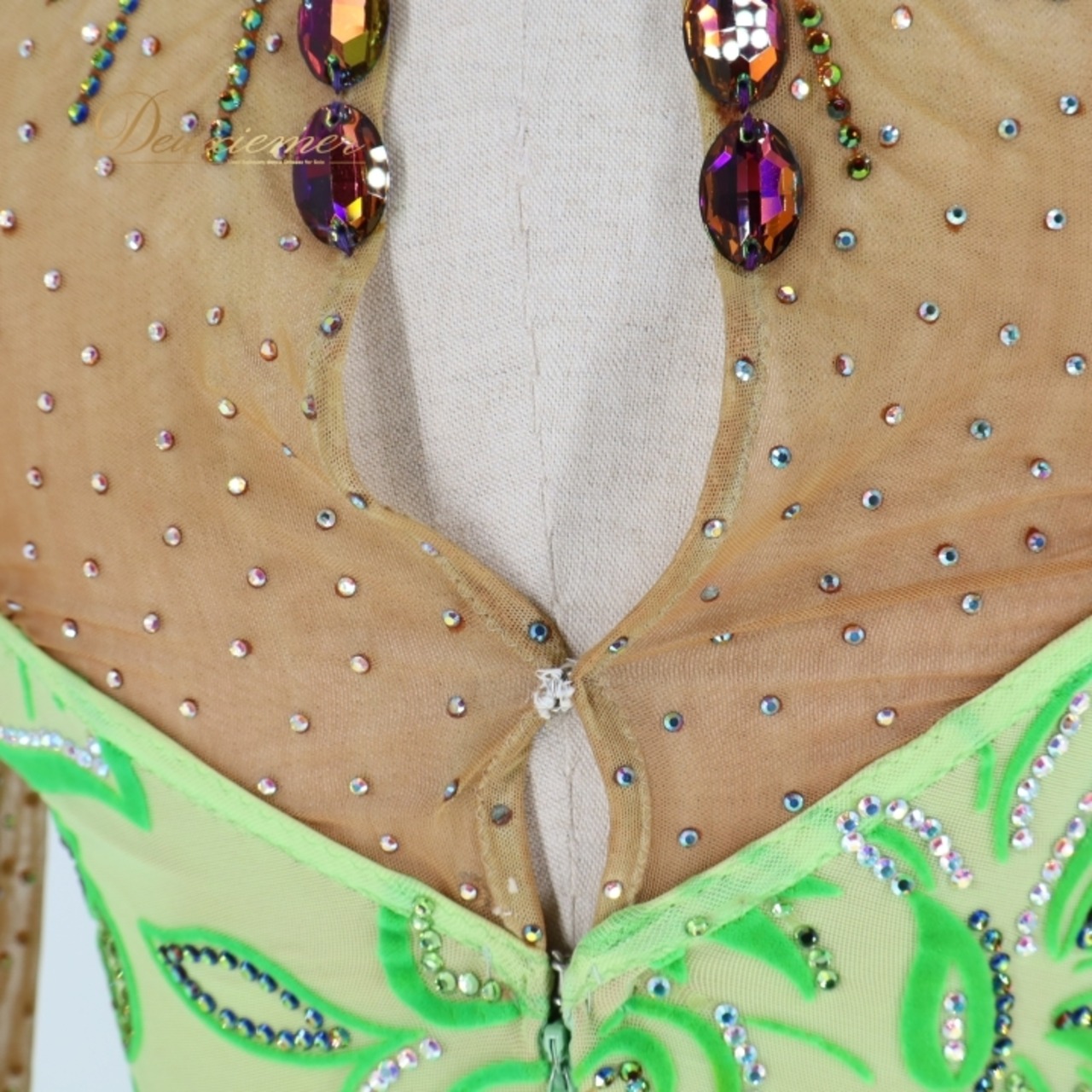 社交ダンス 衣装 チャコット Chacott ラテン ワンピース ラテンドレス 緑 黄緑 ベロア フリンジ グリーン系 長袖 デモ 競技 ダンス パーティ 発表会 キラキラ おしゃれ おすすめ かわいい 女性用 日本製 サイズM 競技用 衣装デザイン