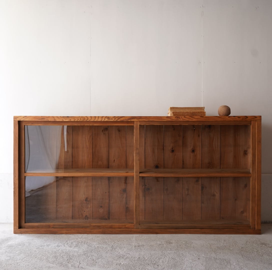 ガラス引き戸のキャビネット