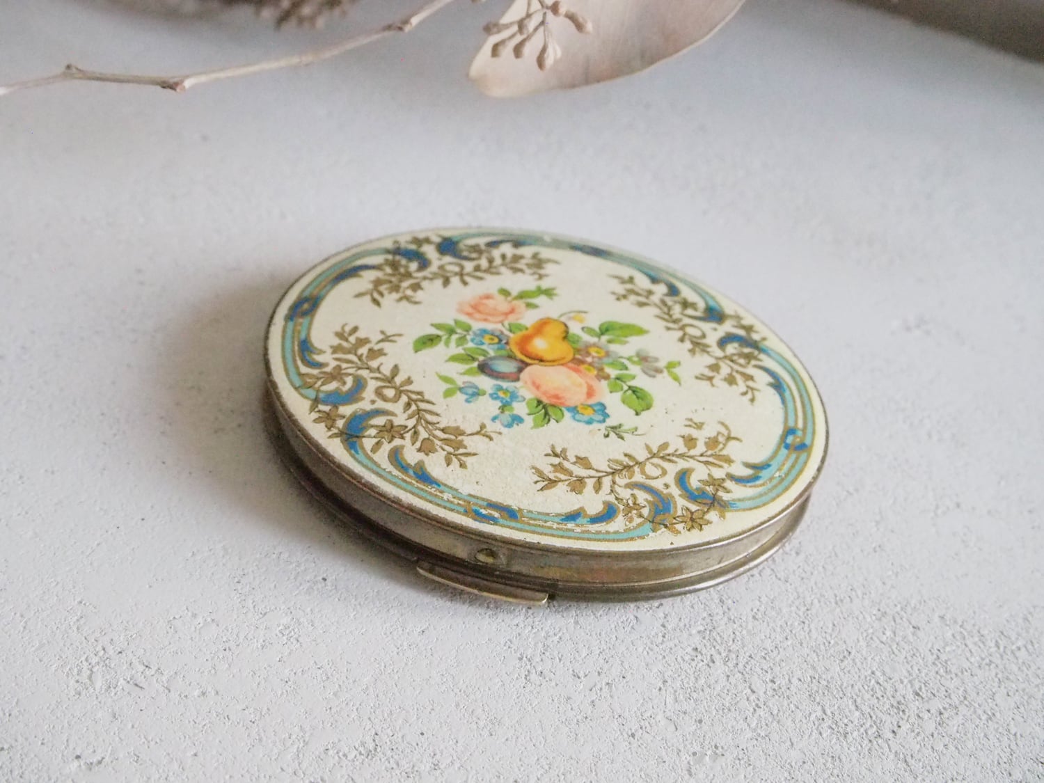 やわらかな植物の装飾が美しいコンパクトミラー | アンティーク