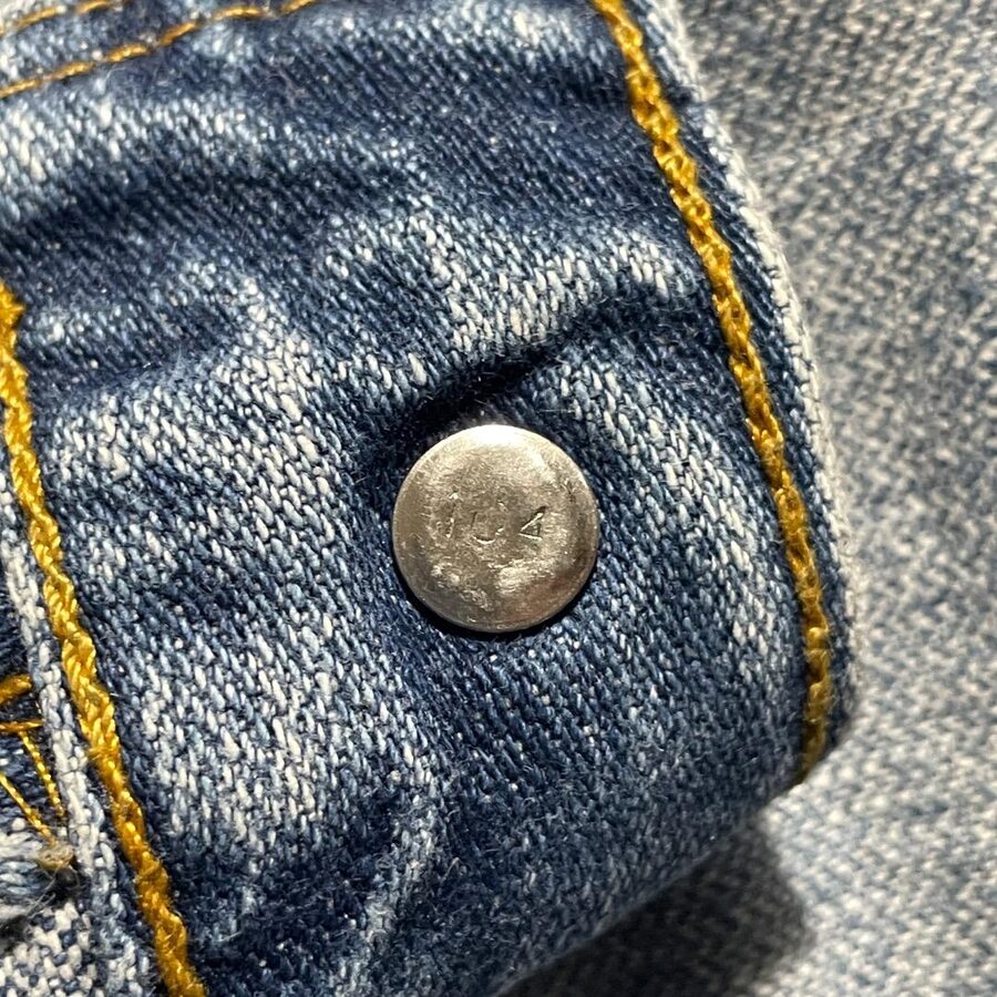 リーバイス 567 トップボタンの裏 104の刻印