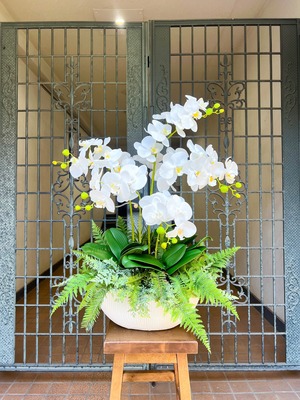 胡蝶蘭の植え込み(造花)