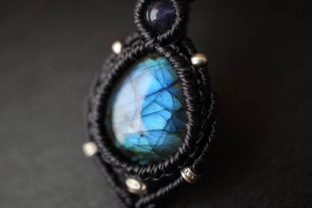インド産ブルーラブラドライトのマクラメネックレス - 深海 -