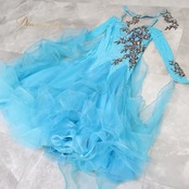 社交ダンス 衣装 スタンダードドレス ワンピース ドレス スタンダード フロート 水色 レース フリル ブラック 黒 デモ 競技 ダンス パーティ 発表会 ブルー系 ゴージャス 華やか デザイン フリルスカート 競技用 おしゃれ ステージ衣装 綺麗 優雅 ファッション ショー用 フロート