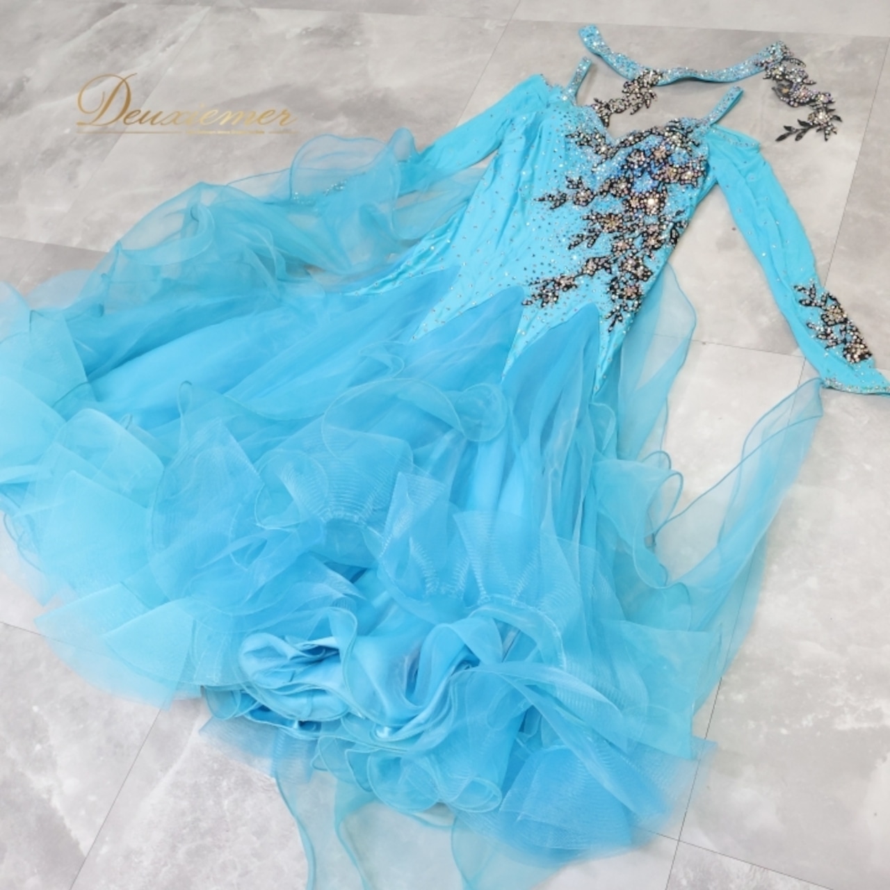 社交ダンス 衣装 スタンダードドレス ワンピース ドレス スタンダード フロート 水色 レース フリル ブラック 黒 デモ 競技 ダンス パーティ 発表会 ブルー系 ゴージャス 華やか デザイン フリルスカート 競技用 おしゃれ ステージ衣装 綺麗 優雅 ファッション ショー用 フロート