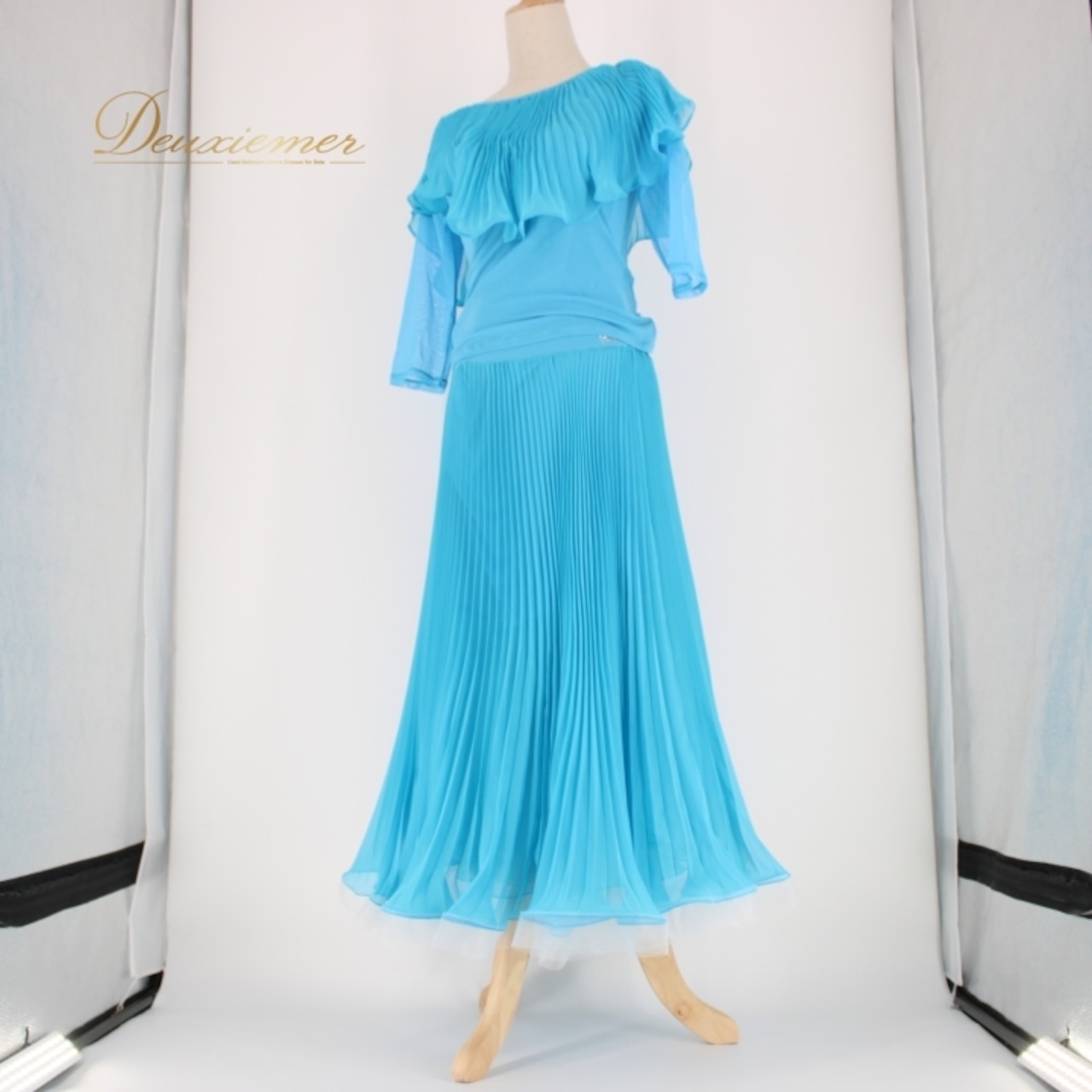 社交ダンス 衣装 スタンダード 上下セット ツーピース レッスンウェア パーティ衣装 Roger 水色 ブルー系 プリーツ 派手 上品 ロングスカート 様々なサイズ 高品質 ポリエステル ウエストゴム仕様 ストレッチ ラバティン・カラー 軽やか デザイン 動きやすい 夜会衣装 プリーツスカート ダンスウェア エレガント フェミニン 人気 おしゃれ シンプル ひらひら ディスコ ステージ衣装 トレンド