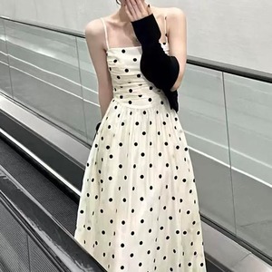 レディース ワンピース ノースリーブ サスペンダー シャーリング ミモレ丈 Aライン ドット柄 ハイウエスト スリム 細身 きれいめ 上品 おしゃれ お洒落 大人可愛い 大人女子 シンプル カジュアル セクシー エレガント キュート ラブリー ガーリー フェミニン レトロ 主役級 存在感 こなれ感 抜け感 春 夏 10代 20代 お出かけ デート 女子会 ショッピング 旅行 お泊まり 普段使い 韓国 韓国系 オルチャン ファッション コーデ スタイルアップ インスタ映え 脚長 XS S M L ホワイト