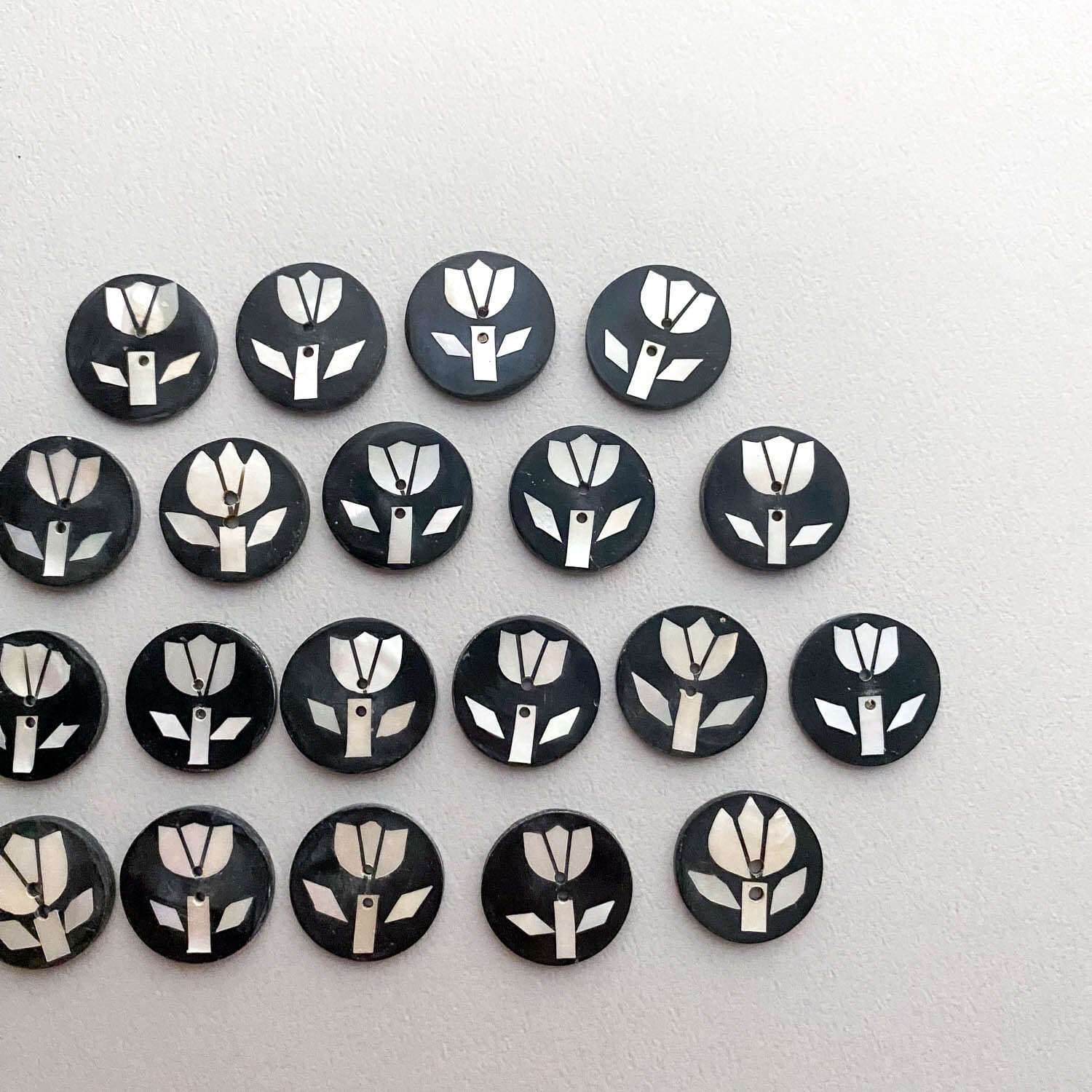 チューリップ模様のラウンドシェルボタンS(20mm)