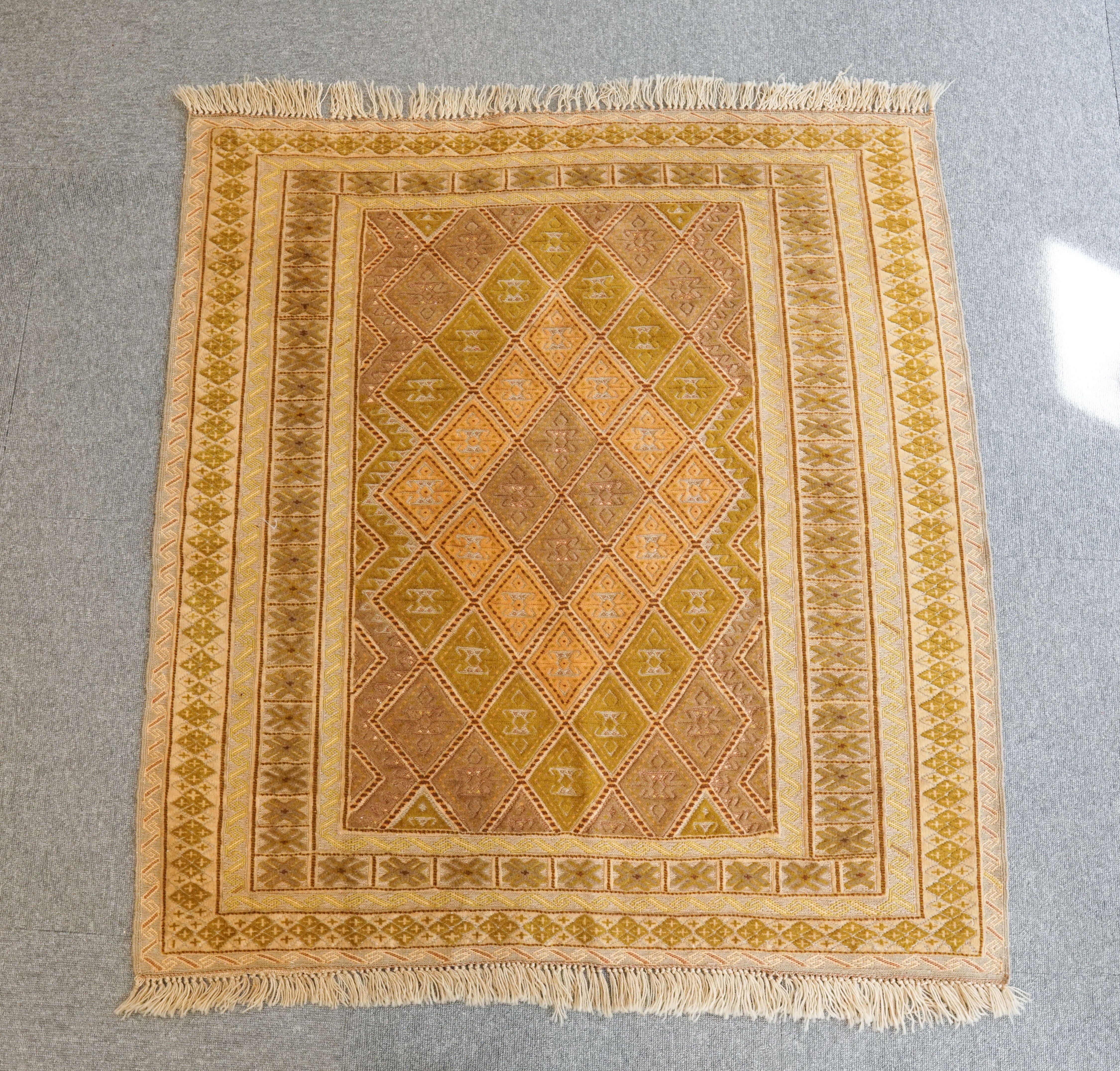 アフガニスタン マシュワニキリム size:114×104㎝ 手織り絨毯 marz.jp