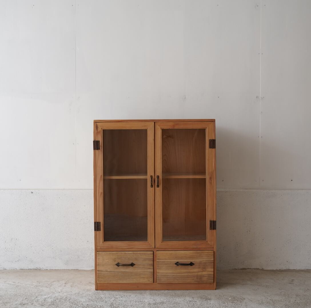 古い開き戸のキャビネット